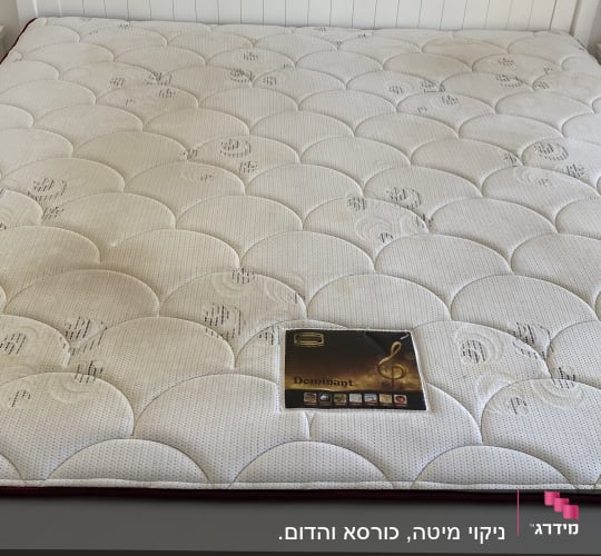 מזרן עם תווית על גבי מיטה